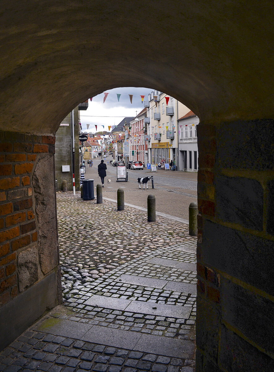 Nrregade (Norderstrae) vom einem Tunnel des Haderslebener Doms aus gesehen. Aufnahme: 5. Mai 2021.