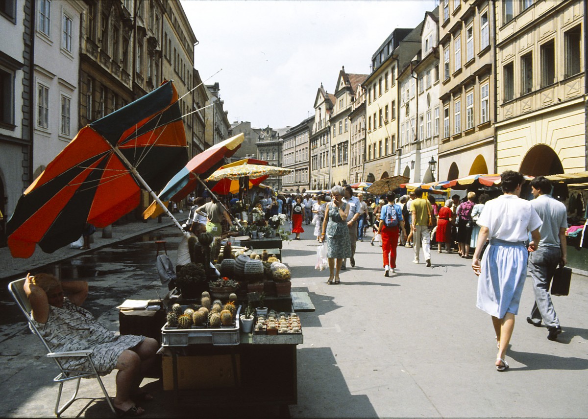 Na příkopě in Prag. Aufnahme: Juli 1990 (digitalisiertes Negativfoto).