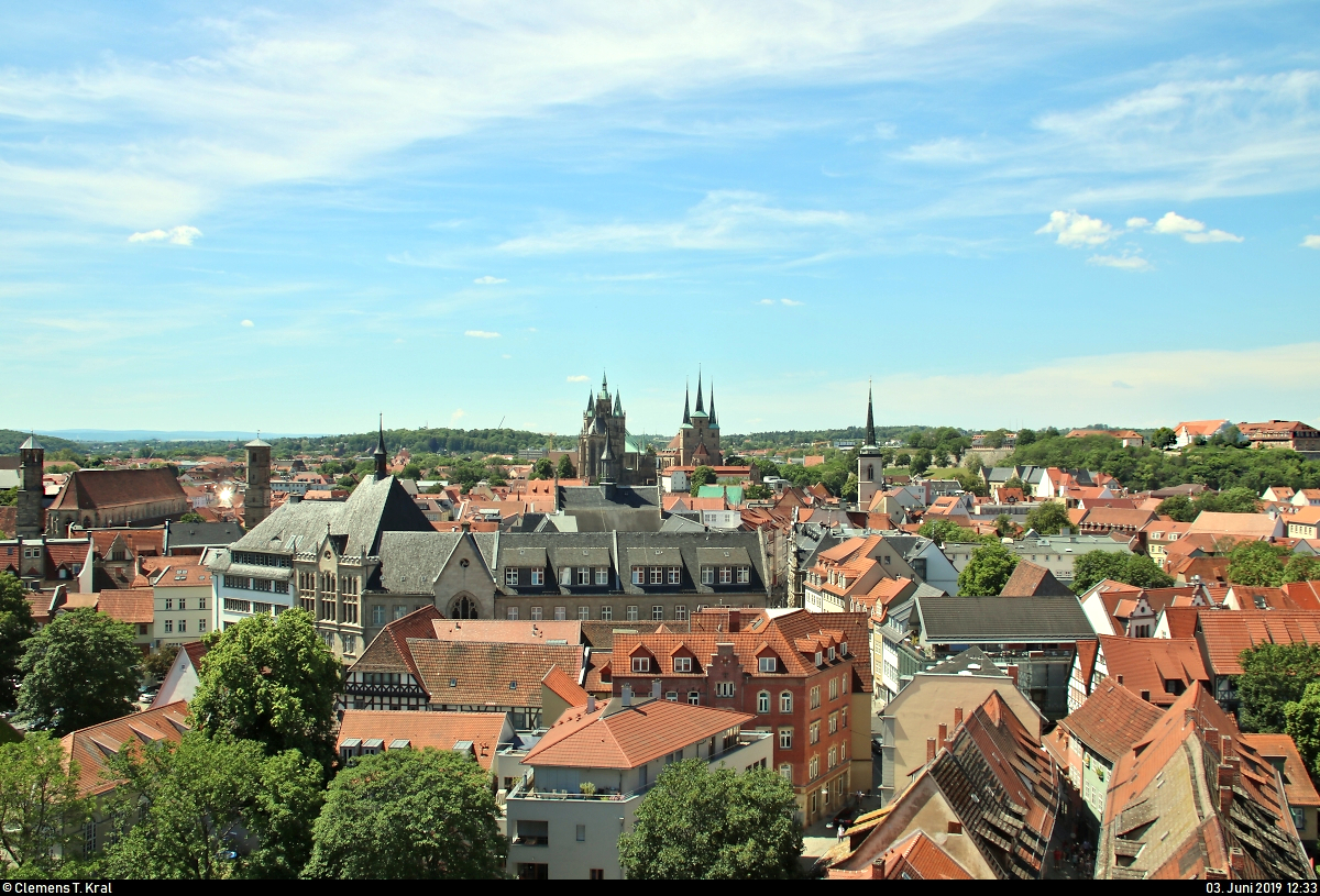 Nach dem leicht abenteuerlichen Aufstieg zum Turm der gidienkirche bietet sich ein wunderbarer Blick auf das Erfurter Stadtgebiet.
Blick in westlicher Richtung auf den Erfurter Dom (Bildmitte, links) und die Kirche St. Severi. Weiter rechts im Bild ist noch der Turm der Allerheiligenkirche zu erkennen.
[3.6.2019 | 12:33 Uhr]