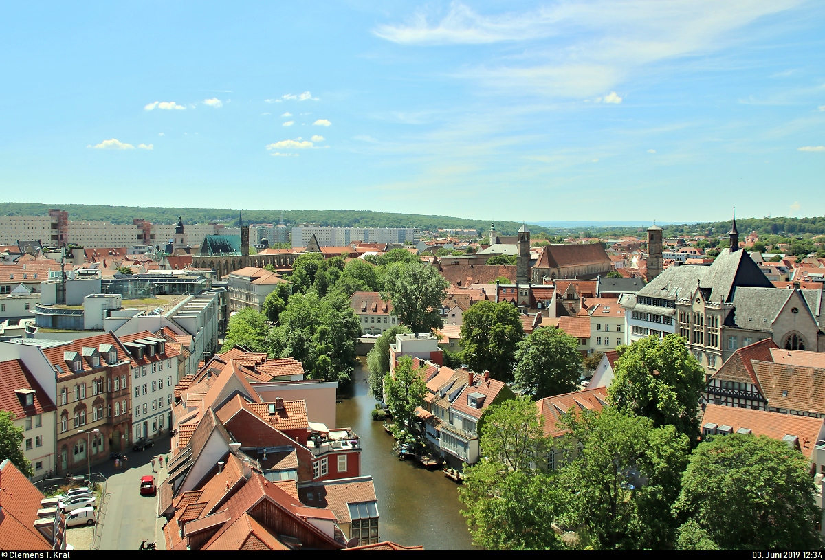 Nach dem leicht abenteuerlichen Aufstieg zum Turm der gidienkirche bietet sich ein wunderbarer Blick auf das Erfurter Stadtgebiet.
Blick in sdwestlicher Richtung auf den Flusslauf der Gera mit im Hintergrund sichtbaren Hochhusern am Juri-Gagarin-Ring. Weiterhin zu sehen sind u.a. die Predigerkirche (rechte Bildhlfte) sowie die Barferkirche (linke Bildhlfte).
[3.6.2019 | 12:34 Uhr]