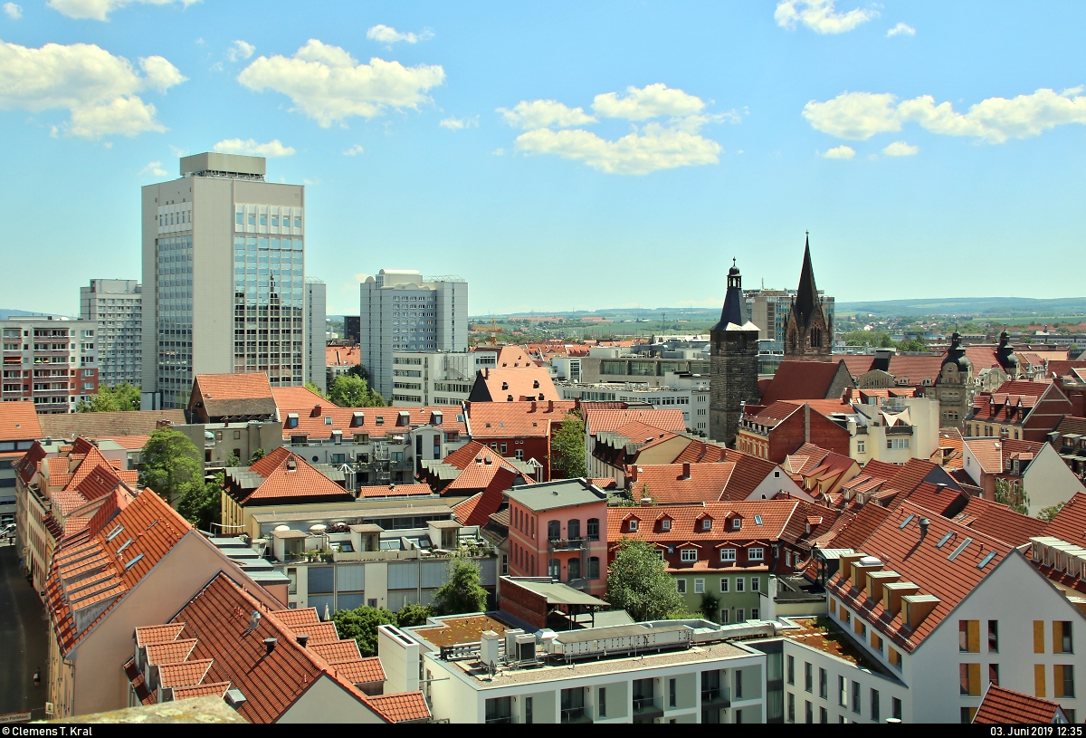 Nach dem leicht abenteuerlichen Aufstieg zum Turm der gidienkirche bietet sich ein wunderbarer Blick auf das Erfurter Stadtgebiet.
Blick in stlicher Richtung auf das Radisson Blu Hotel Erfurt (links) sowie die Kaufmannskirche St. Gregor am Anger (rechts). Des Weiteren deutet sich am rechten Bildrand das Einkaufszentrum am Anger an.
[3.6.2019 | 12:35 Uhr]