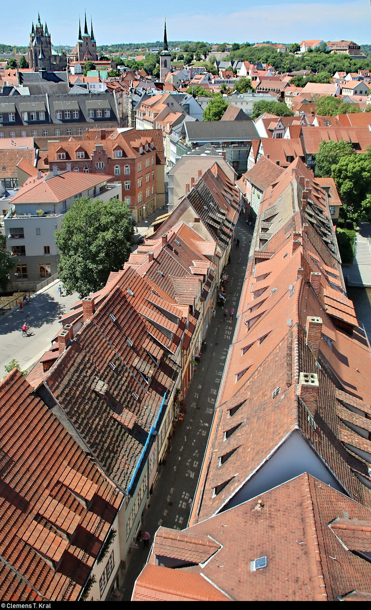 Nach dem leicht abenteuerlichen Aufstieg zum Turm der gidienkirche bietet sich ein wunderbarer Blick auf das Erfurter Stadtgebiet.
Blick von oben auf die bekannte Krmerbrcke, die lngste durchgehend mit Husern bebaute und bewohnte Brcke Europas.
[3.6.2019 | 12:37 Uhr]