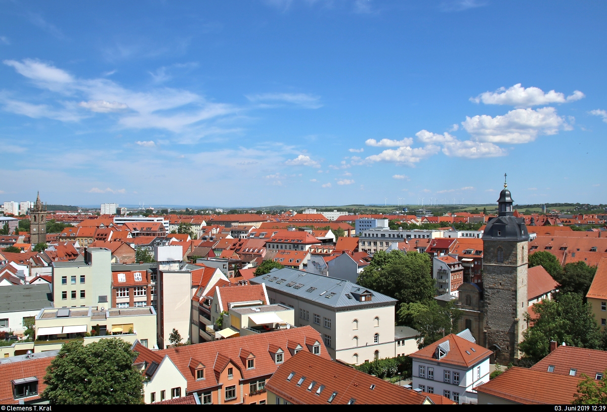 Nach dem leicht abenteuerlichen Aufstieg zum Turm der gidienkirche bietet sich ein wunderbarer Blick auf das Erfurter Stadtgebiet.
Blick in nordstlicher Richtung u.a. auf die Johanneskirche, wovon nur noch der Turm erhalten blieb (linker Bildrand), sowie die Kirche St. Nicolai und Jacobi (rechter Bildrand).
[3.6.2019 | 12:39 Uhr]