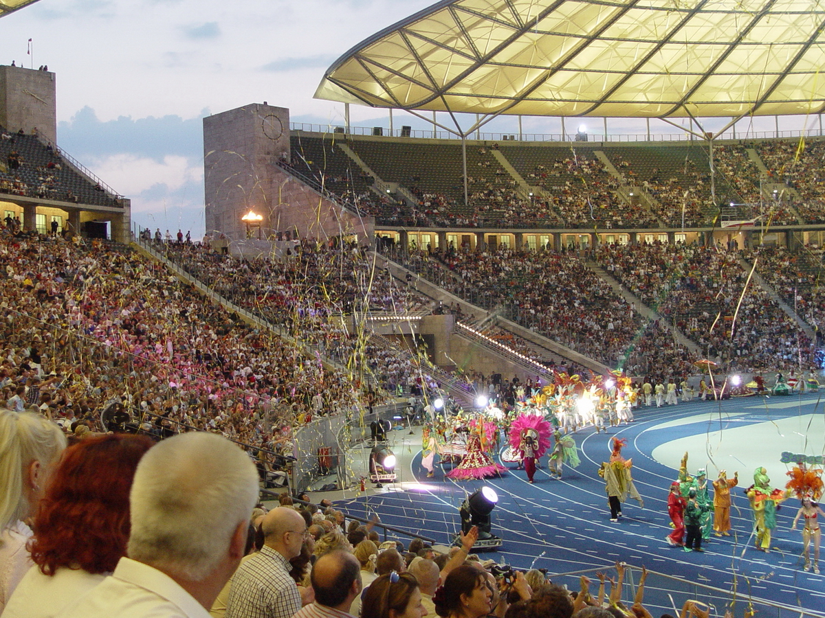 Nach dem Umbau des Berliner Olympiastadion, 2000 bis 2004. Meine kleine Bilderserie whre nicht vollstndig wenn ich nicht ein Bild der prchtigen Erffnungsfeier am 31.07.2004 anfgen wrde. Die farbenprchtige Feier fand vor 45000 begeisterten Zuschauern statt. Der Blick geht ber die fr das Berliner Olympiastadion stehende typische blaue Laufbahn nach Osten in Richtung Marathon Tor. Zur Feier des Tages brannte das Olympische Feuer. Gut im Foto zu erkennen die Durchsichtigkeit der Dachfolie und die fast schwebend wirkende Dachkonstruktion auf den baumhnlichen Dachsttzen. Ich erinnere noch einmal an die enorme Statik ein Dach dieser Art nicht als geschlossenes Oval zu konstruieren. Der Tag endete mit einem groen Abschluss Feuerwerk. Foto: 31.07.2004