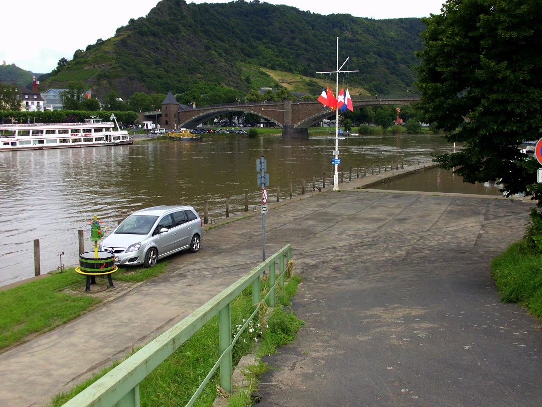 Nach ein paar Tagen hat sich der hohe Wasserstand der Mosel in Cochem wieder gelegt, sodass wieder ein Auto (das brigens im Parkverbot steht) dort Platz findet. [Ende Juni 2016]