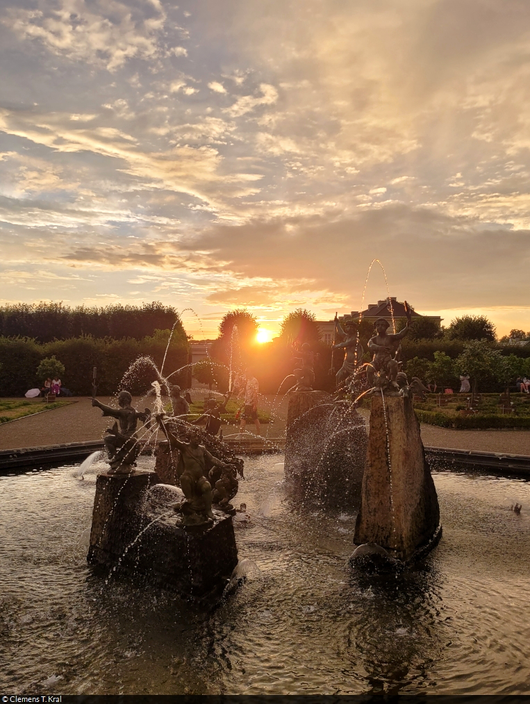 Nach einem Regenschauer zeigt sich der Neptunbrunnen in den Herrenhäuser Gärten von Hannover im Sonnenuntergang.

🕓 19.8.2023 | 20:14 Uhr