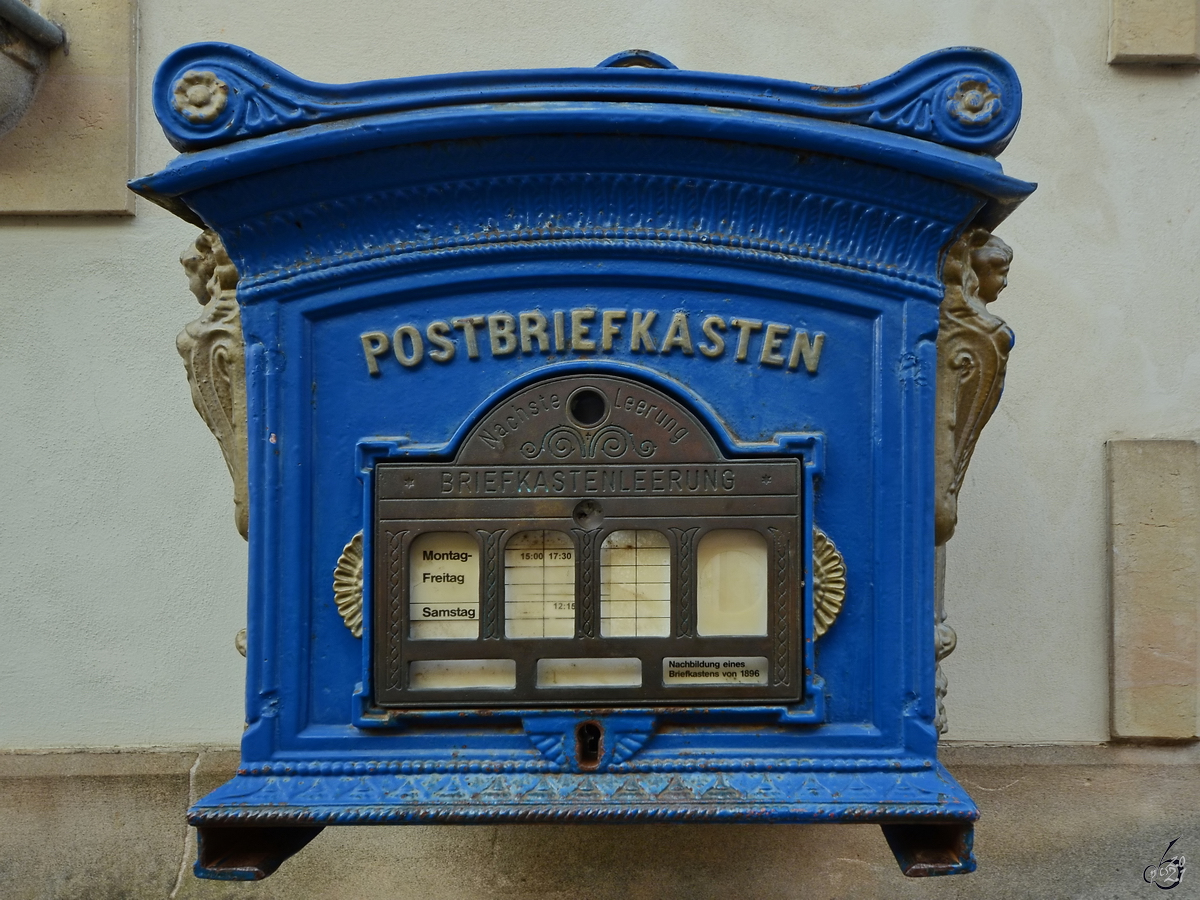 Nachbildung eines historischen Briefkastens am alten Postamt in Gstrow. (August 2013)