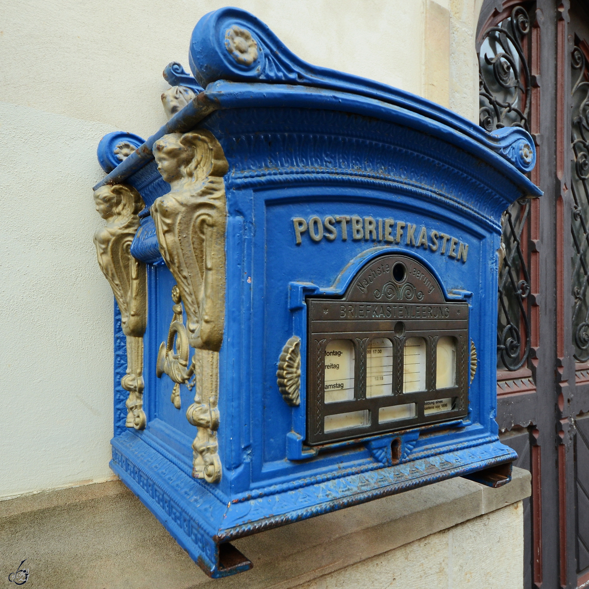 Nachbildung eines historischen Briefkastens am alten Postamt in Gstrow. (August 2013)