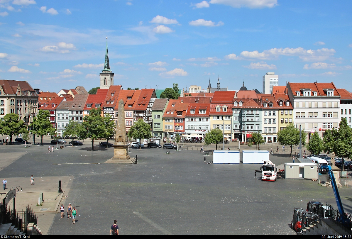 Nachdem die Domstufen bezwungen wurden, konnte noch eine Aufnahme vom Domplatz in Erfurt erstellt werden.
Gut zu sehen sind u.a. der Turm der Allerheiligenkirche (links) sowie das Radisson Blu Hotel Erfurt (rechts).
[3.6.2019 | 15:23 Uhr]