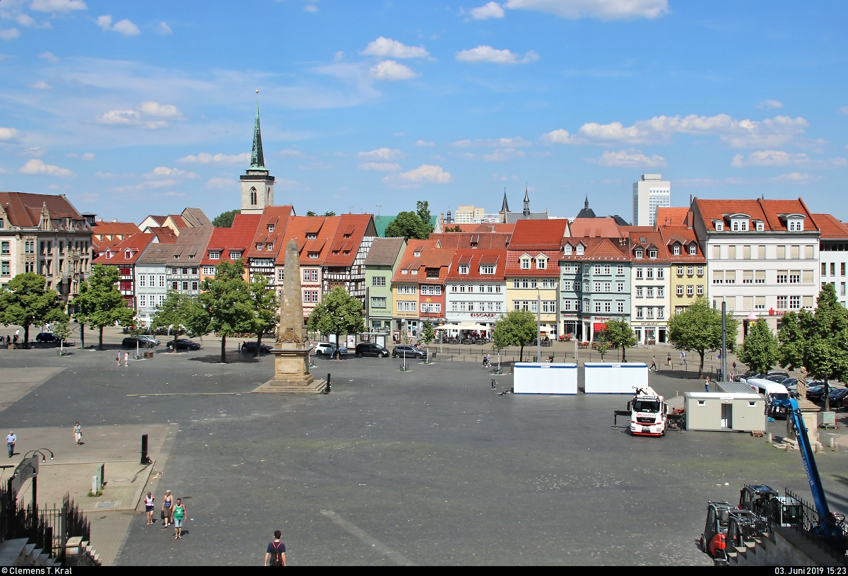 Nachdem die Domstufen bezwungen wurden, konnte noch eine Aufnahme vom Domplatz in Erfurt erstellt werden.
Gut zu sehen sind u.a. der Turm der Allerheiligenkirche (links) sowie das Radisson Blu Hotel Erfurt (rechts).
[3.6.2019 | 15:23 Uhr]