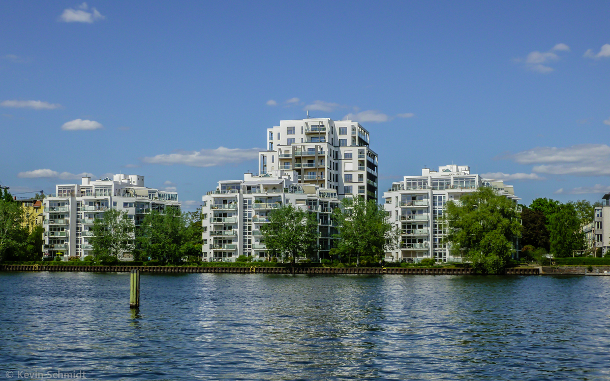 Nachdem die Halbinsel Stralau im Berliner Ortsteil Friedrichshain in den 1990er Jahren Teil des Entwicklungsgebiets Rummelsburger Bucht wurde, entstanden in kleinstdtischen Dimensionen zahlreiche hochwertige Neubauten in attraktiver Uferlage mit Blick Richtung Treptower Park. (03.05.2014)