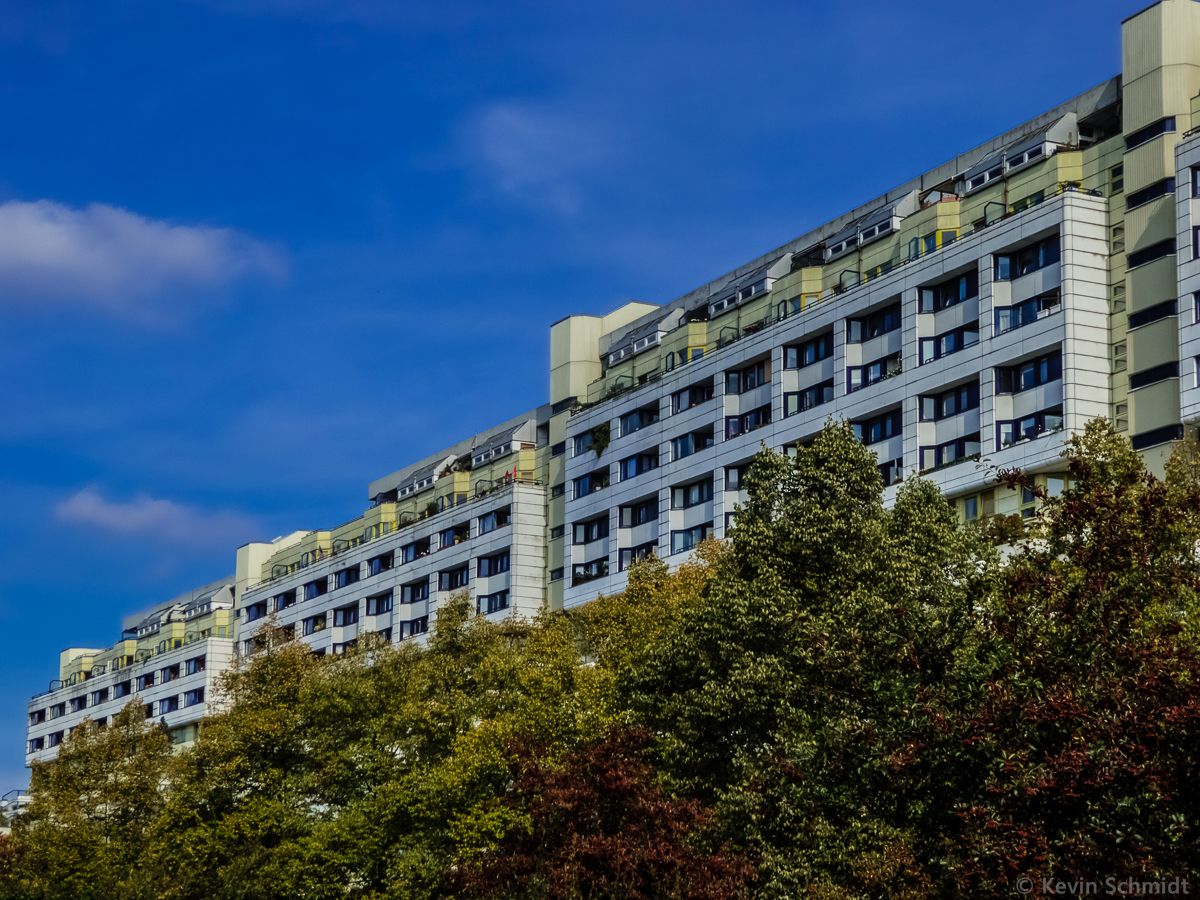 Nachdem sich die West-Berliner Growohnsiedlungen in nrdlichen und sdlichen Randlagen der Stadt zu sozialen Brennpunkten zu entwickeln begannen, sollte in den 1970er Jahren wieder mehr verdichteter Wohnraum in innerstdtischen Gebieten geschaffen werden. Schon ab 1970 begannen daher vorbereitende Bauarbeiten fr das Projekt  Wohnpark Wilmersdorf , heute als  <a href= http://www.degewo.de/content/de/Unternehmen/4-8-Projekte/Schlangenbader-Strasse.html >Autobahnberbauung Schlangenbader Strae</a>  bekannt. Der ab 1976 errichtete Wohnkomplex umschliet auf 600 Meter Lnge die Autobahn A 104, ein Abzweig der Stadtautobahn A 100. Als einer der grten Wohnkomplexe Europas beinhaltet allein das Hauptgebude auf maximal 14 Geschossen ber 1.000 Wohneinheiten. Die Anlage war ab 1980 bezugsfertig. (28.09.2014)