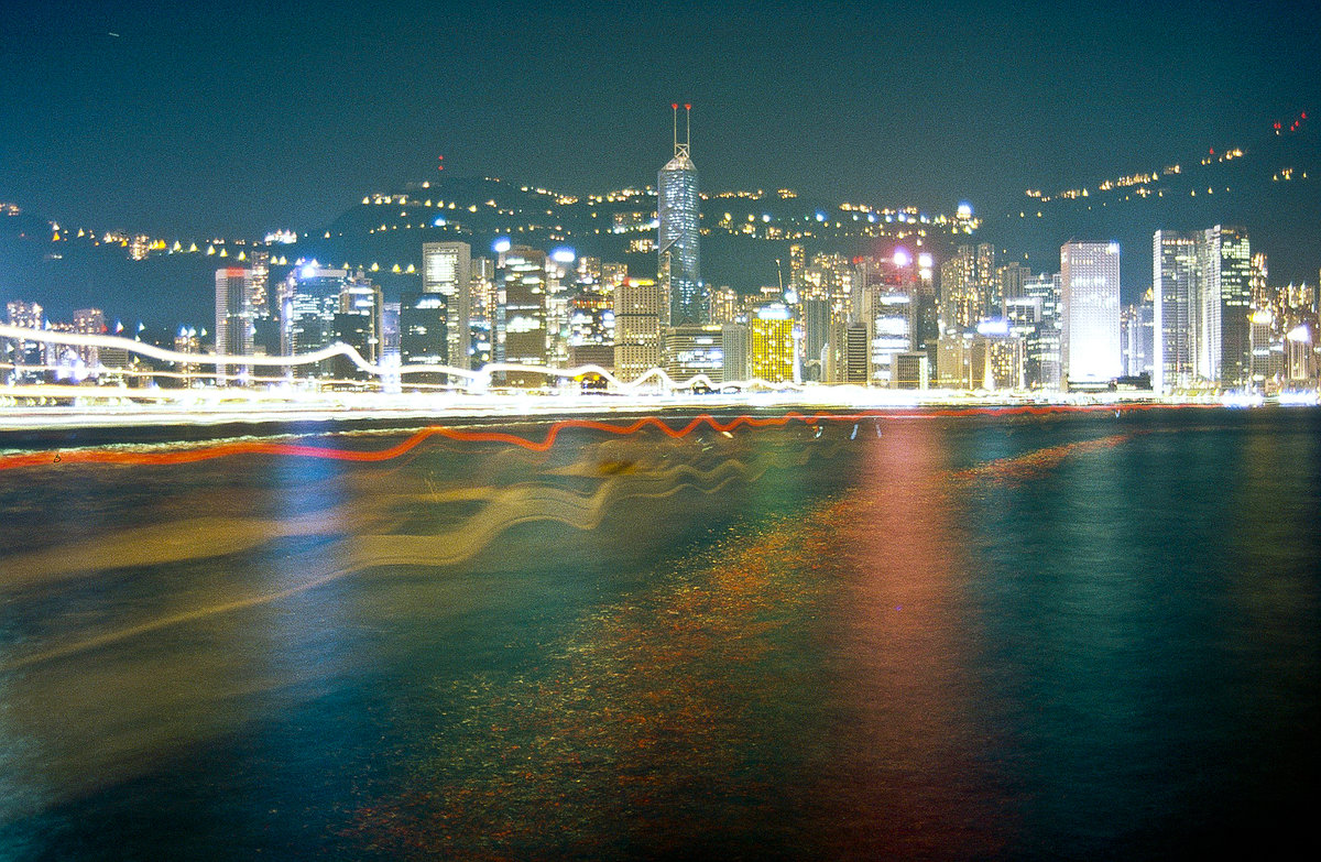 Nachtaufnahme von Hong Kong Island - von Kowloon aus gesehen. Bild vom Dia. Aufnahme: Mrz 1989.