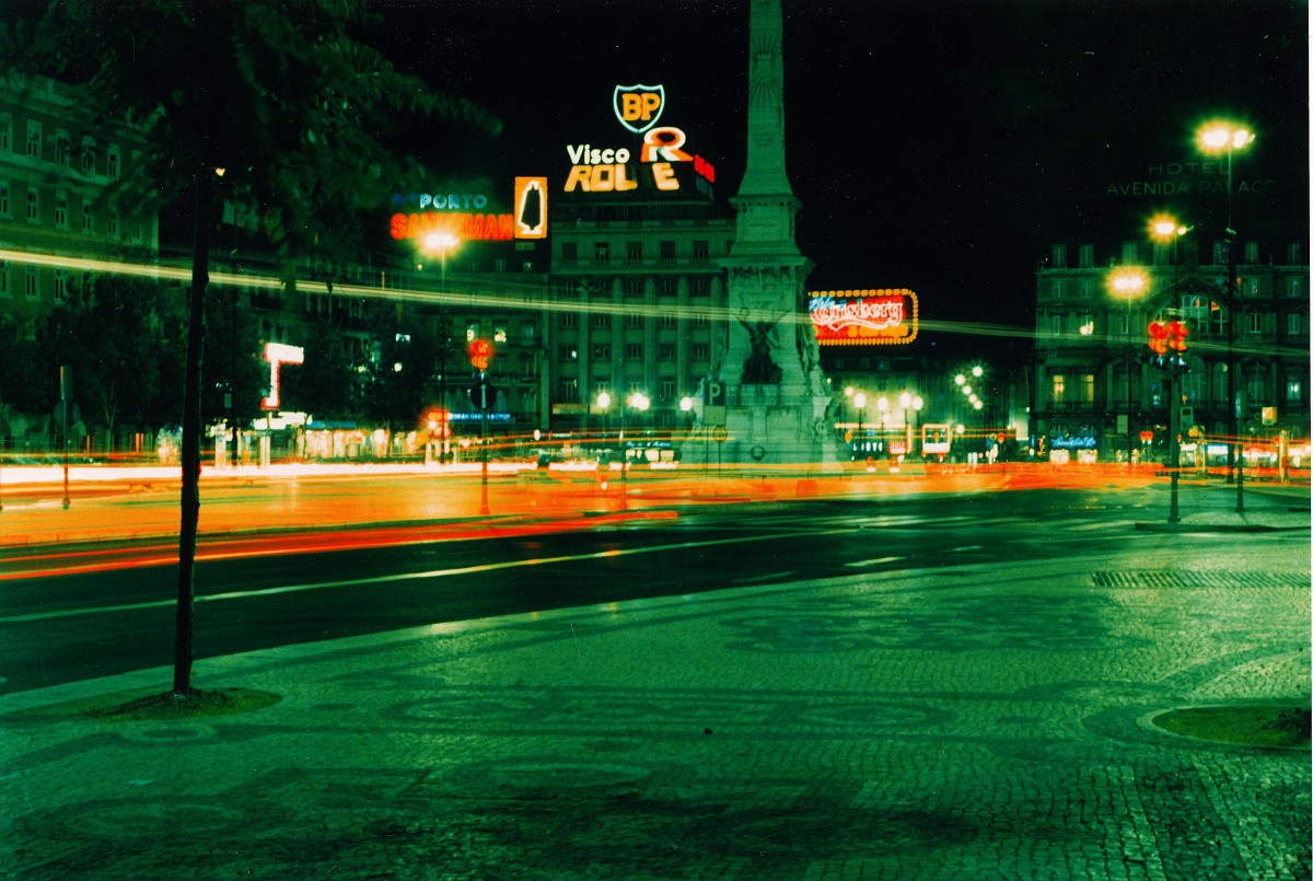 Nachtaufnahme von Praa dos Restauradores in Lissabon. Aufnahme: Juli 1986 (digitalisiertes Negativfoto).