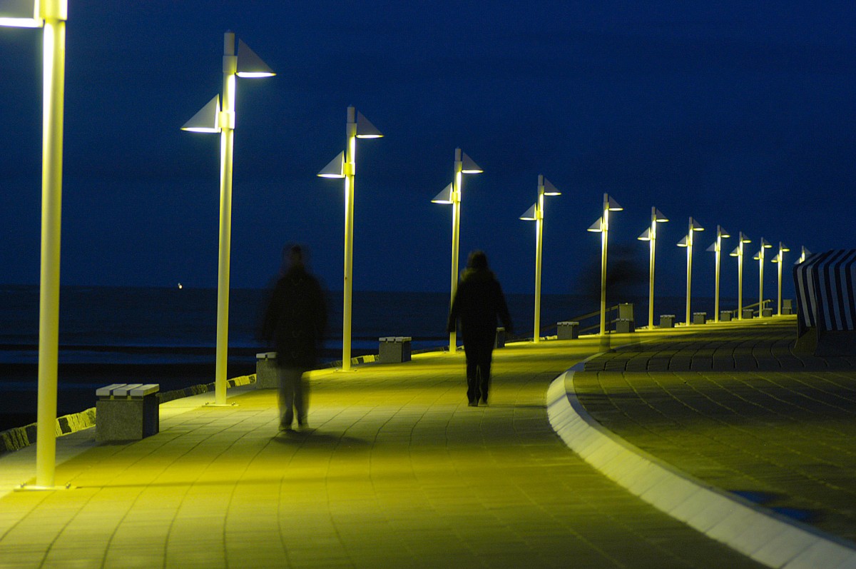 Nachtaufnahme von der Strandpromenade in Norderney. Aufnahme: April 2008.