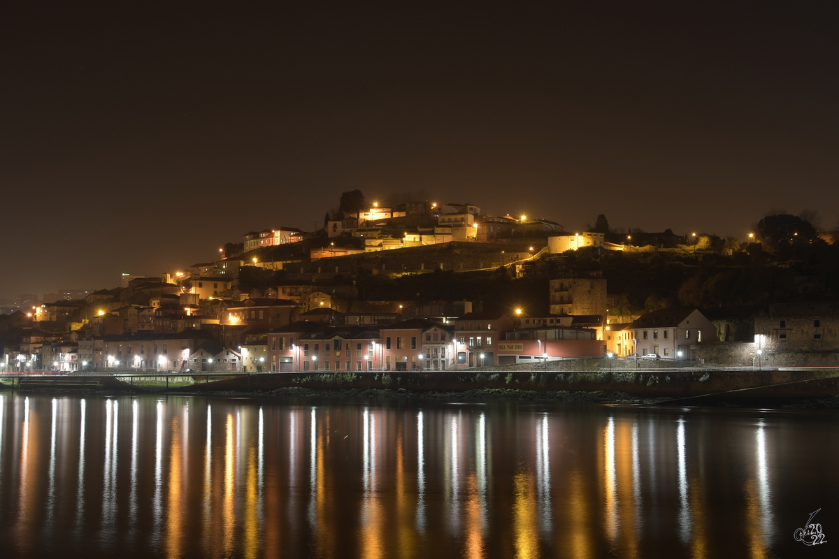 Nachts am Fluss Douro in Porto. (Januar 2017)
