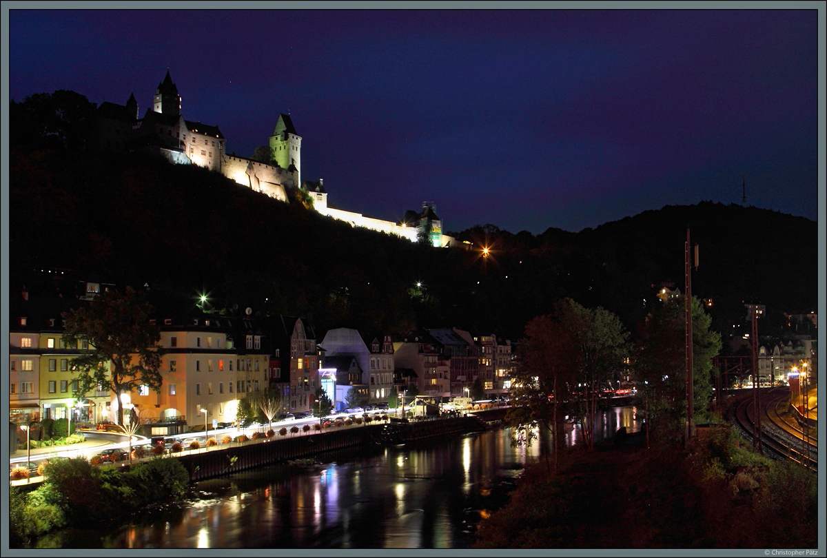 Nachts wird die Burg Altena, Wahrzeichen der gleichnamigen Stadt, angestrahlt. Im Vordergrund fliet die Lenne. (02.10.2016)