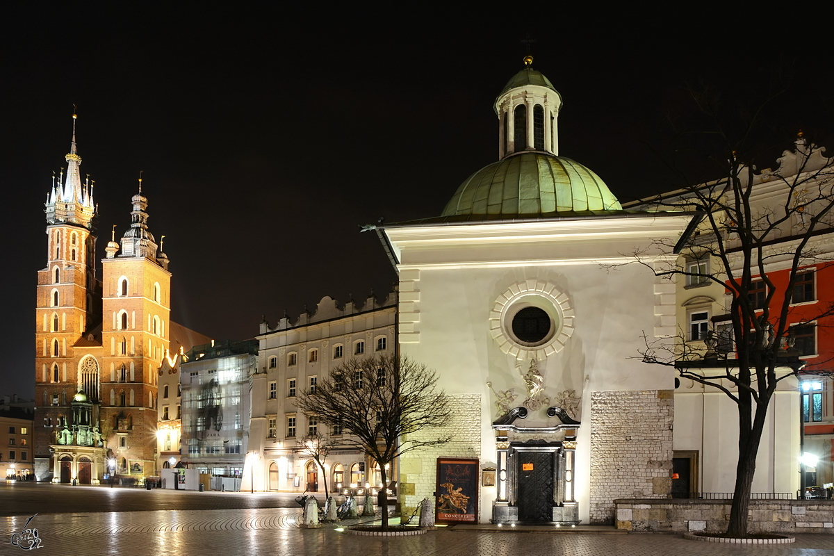 Nchtliche Impressionen vom Hauptmarkt in Krakau, im Vordergrund die um 1000 gebaute Adalbertkirche. (Mrz 2014)