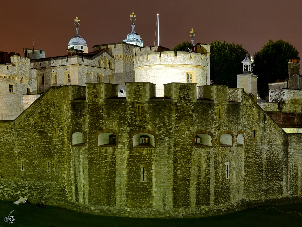Nchtlicher Blick auf die Auenmauern des Towers von London. (September 2013)