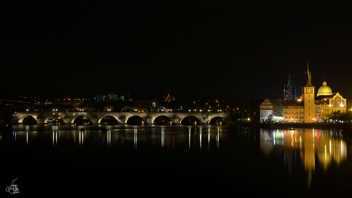 Nchtlicher Blick auf die Karlsbrcke in Prag, auf der rechten Seite zu sehen das dem tschechischen Komponisten Bedřich Smetana gewidmete Museum. (September 2012)