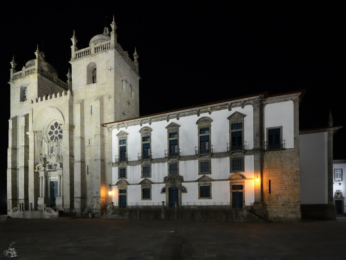 Nchtlicher Blick auf die Kathedrale von Porto (S do Porto) in der Altstadt von Porto. (Mai 2013)