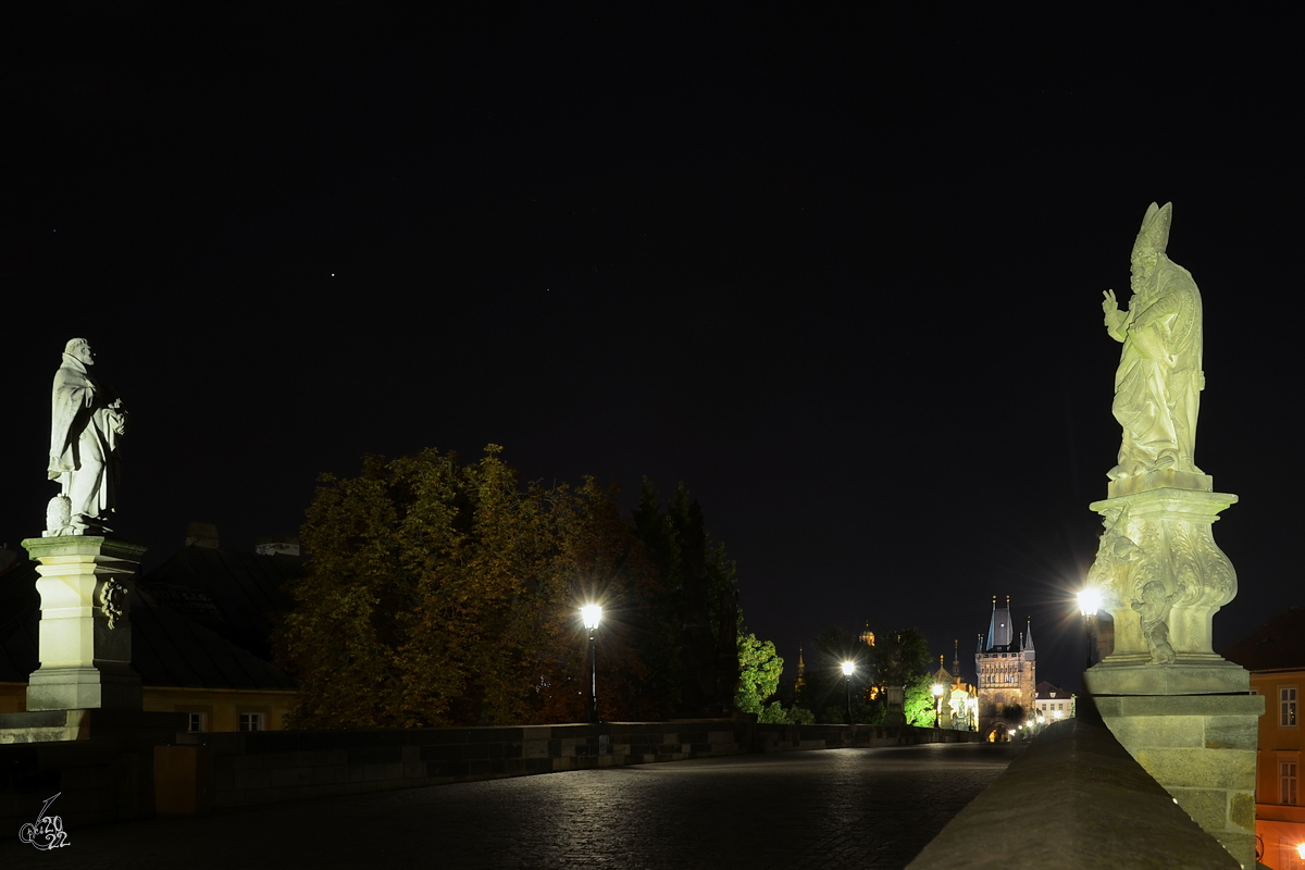 Nchtlicher Blick auf die nahezu menschenleere Karlsbrcke in Prag. (September 2012)