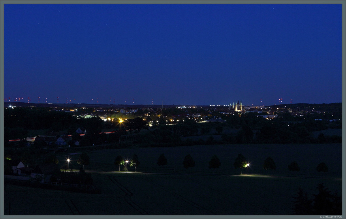 Nächtlicher Blick auf die Saalestadt Naumburg mit dem angestrahlten Naumburger Dom. (Roßbach, 01.06.2020)