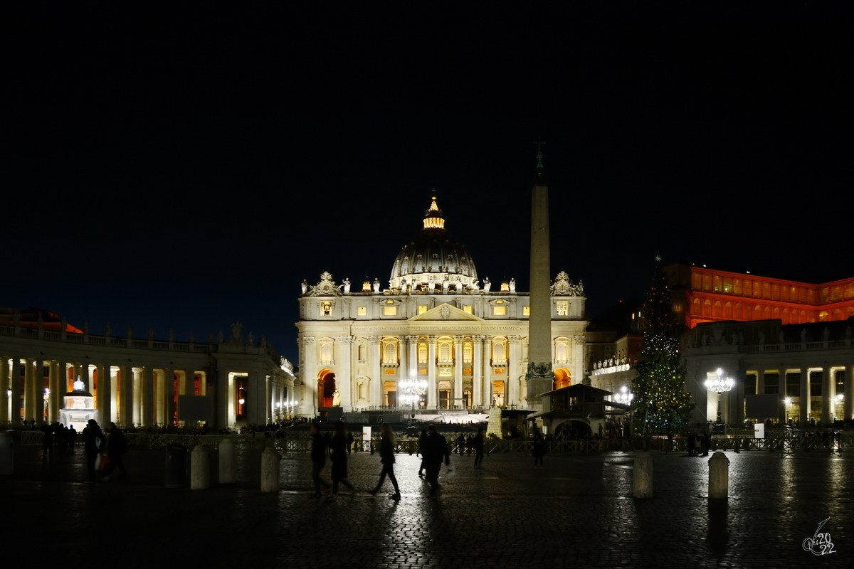 Nchtlicher Blick vom Petersplatz auf den von 1506 bis 1626 erbauten Petersdom. (Rom, Dezember 2015)