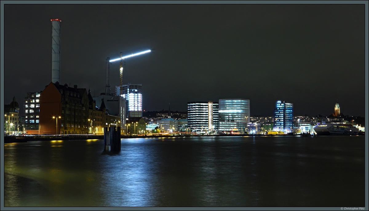 Nchtlicher Blick vom Stenpiren auf das Kraftwerk Rosenlundsverket und Brogebude am Ufer des Gta lv. (Gteborg, 01.10.2021)