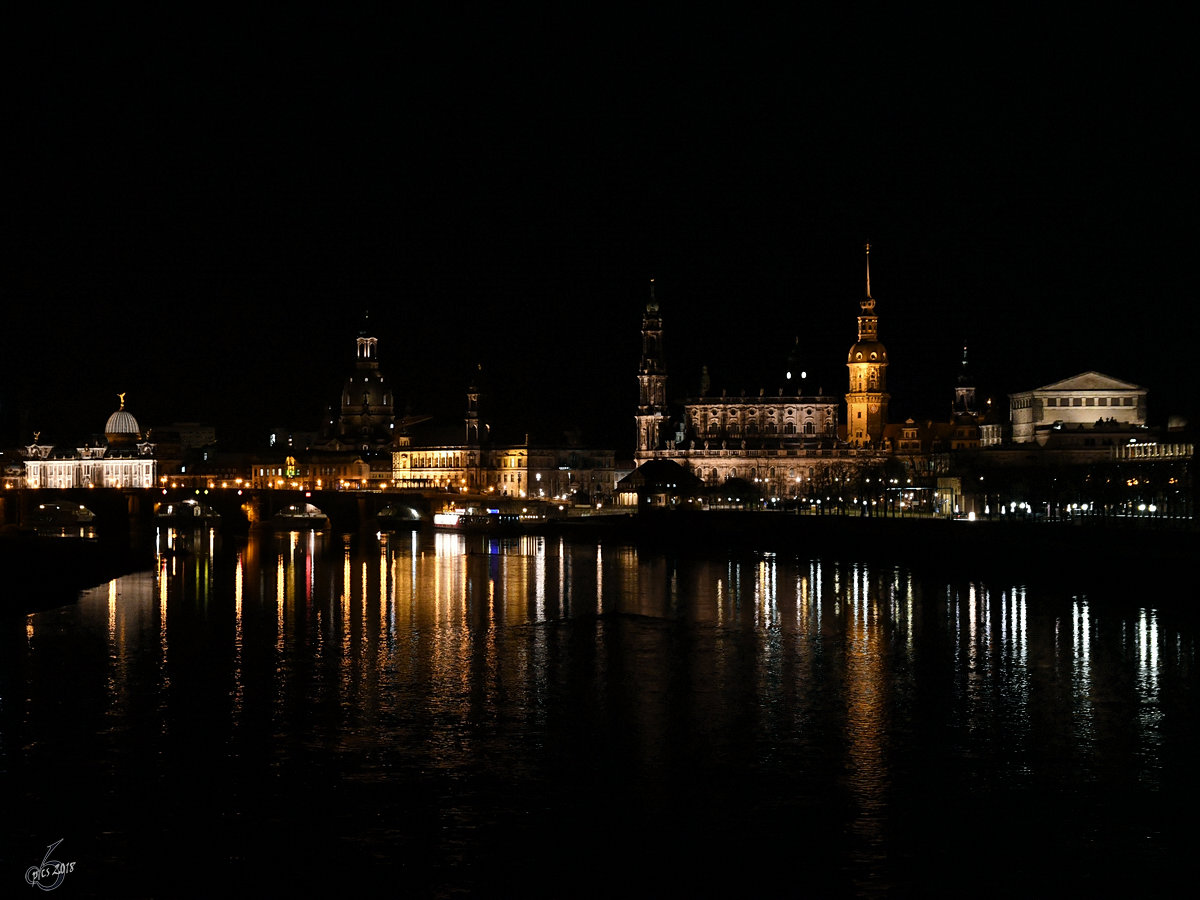 Nchtlicher Blick ber die Elbe auf die Altstadt von Dresden. (April 2018)