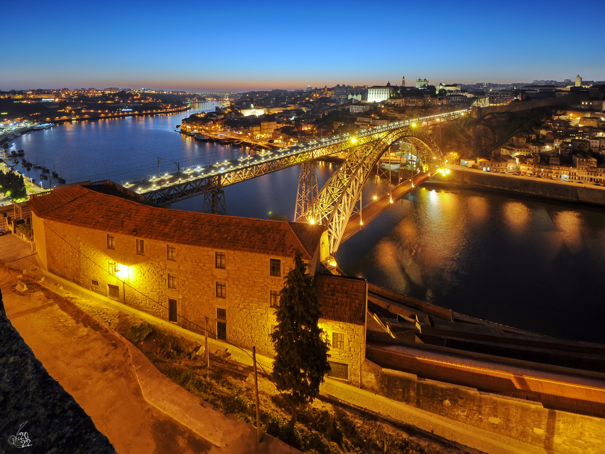 Nchtlicher Blick ber den Fluss Douro mit der markanten Brcke Ponte Lus I auf die Altstadt von Porto. (Mai 2013)