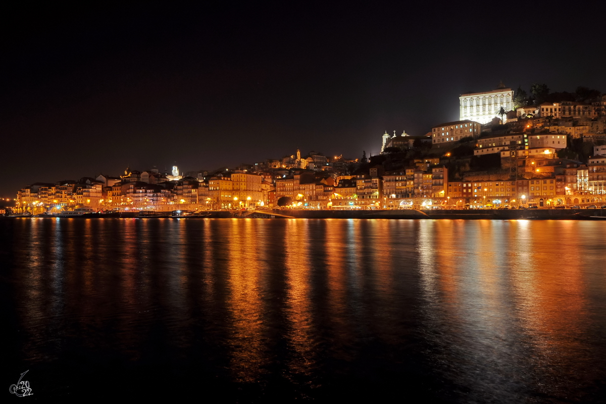 Nchtlicher Blick ber den Fluss Douro auf die Altstadt von Porto. (Mai 2013)