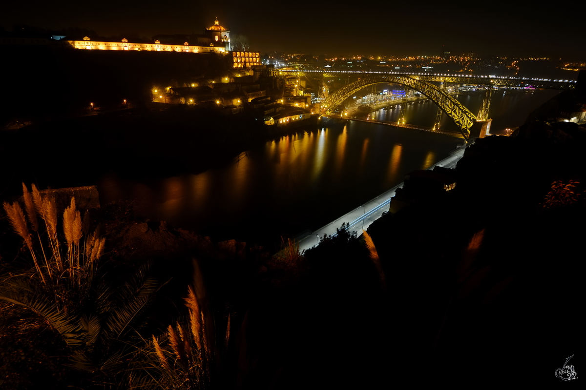Nchtlicher Blick ber den Fluss Douro auf das ehemalige Bergkloster Mosteiro da Serra do Pilar und die Brcke Ponte Luiz I. (Porto, Januar 2017)