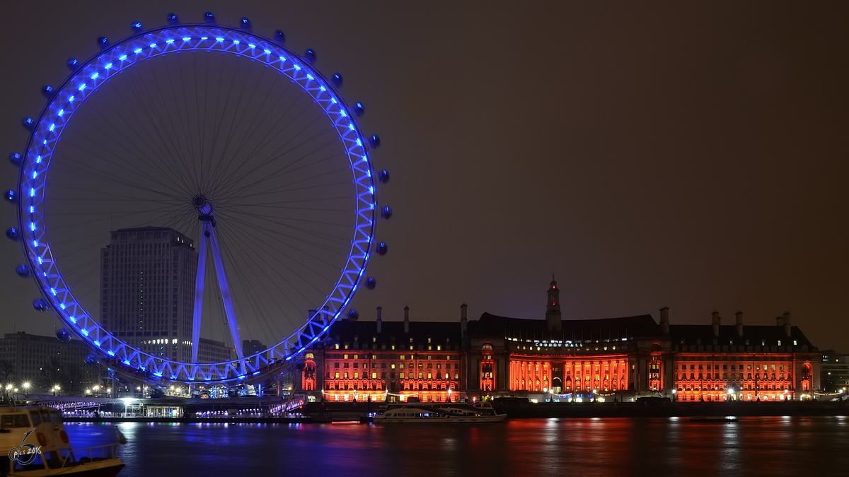 Nchtlicher Blick ber die Themse auf das hchste Riesenrad Europas  London Eye  und die County Hall. (London, Mrz 2013)