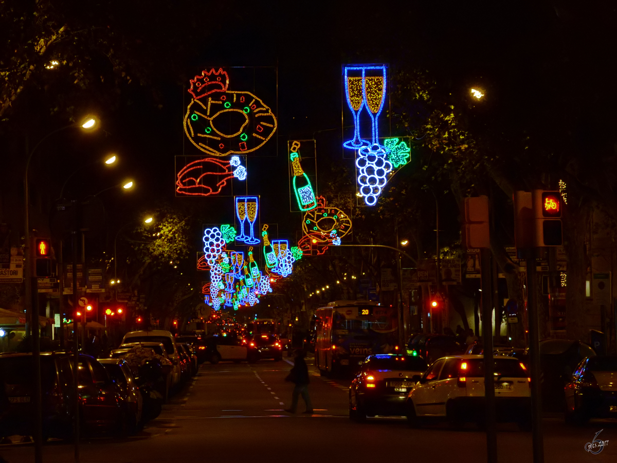 Nchtlicher Lichterschmuck auf der wohl prominentesten Flaniermeile Barcelonas La Rambla. (Dezember 2011)