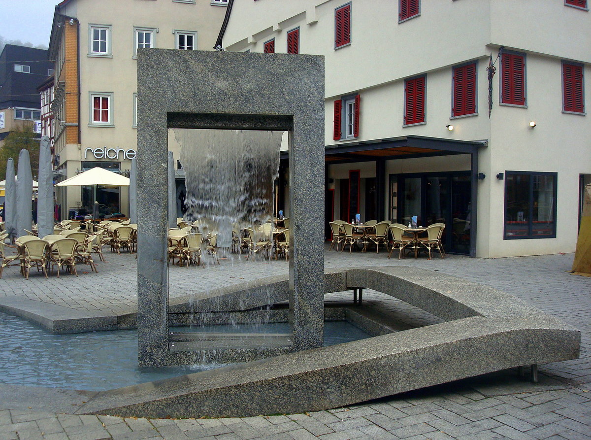 Nagold, der 2005 errichtete Vorstadtbrunnen auf dem Vorstadtplatz, Okt.2010