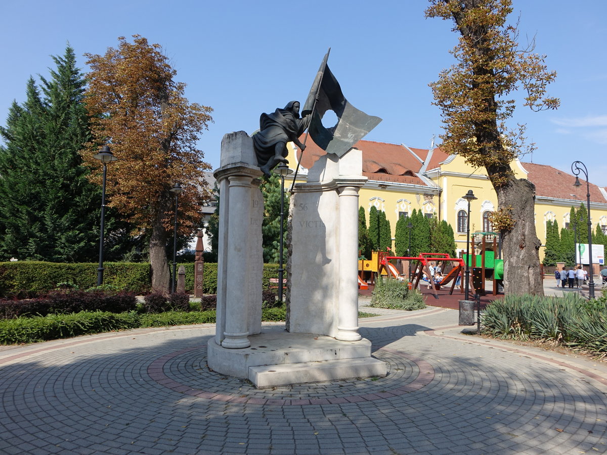 Nagykallo, Denkmal am Hauptplatz Szabadsag Ter (08.09.2018)
