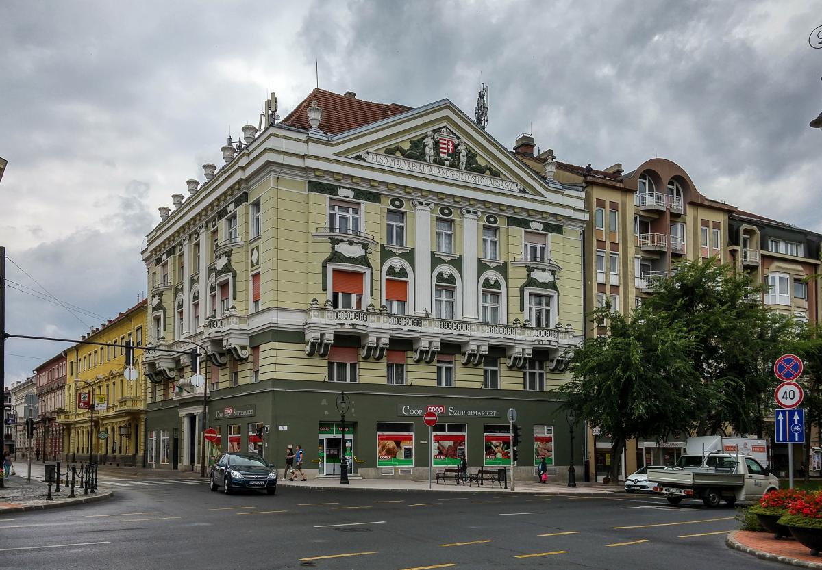 Nagykanizsa Fő t, ehemaliges Gebude des  Erste Ungarische Allgemeine Versicherungsunternehmen . Aktuell Standort fr ein Geschft und vermutlich es befinden sich Wohnungen im Haus. Aufnahmedatum: 20.09.2017