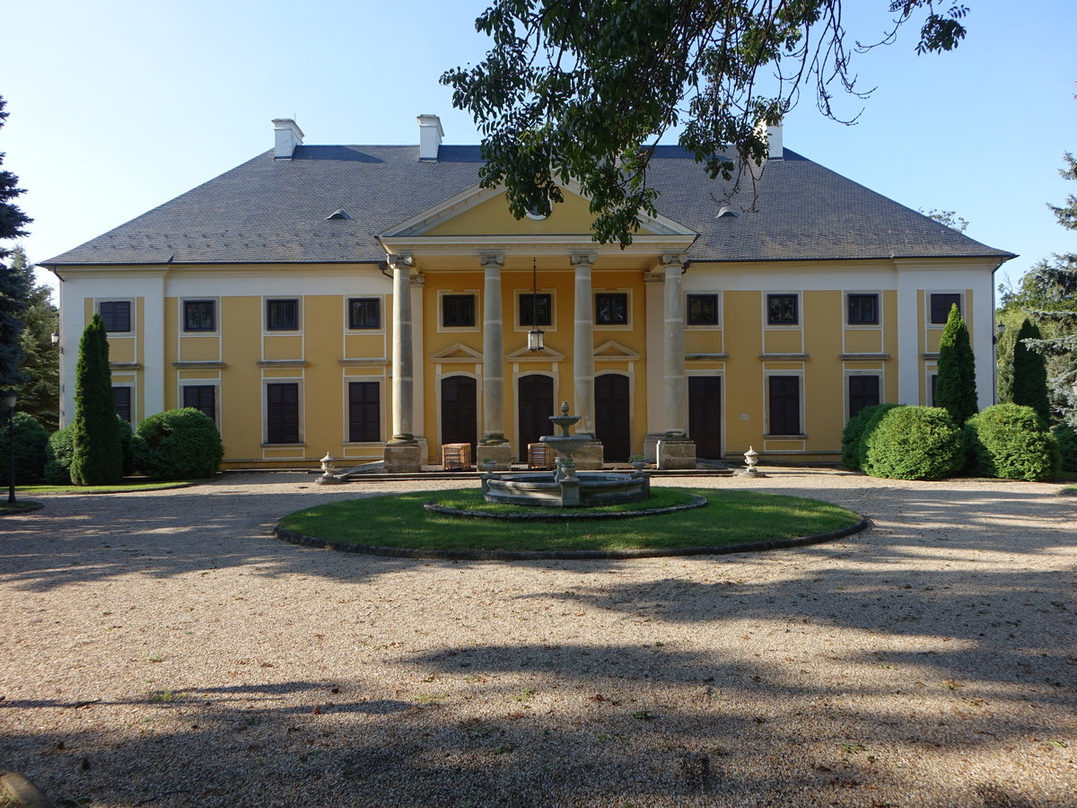 Nagyvazsony, Schloss der Grafen Zichy, erbaut bis 1762 (28.08.2018)