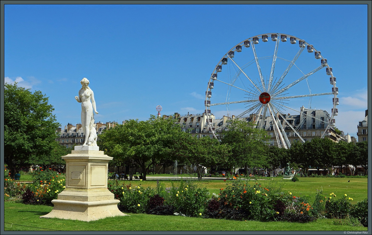 Nahe dem Louvre-Palast liegt der Barockgarten Jardin des Tuileries, an dessen Rand sich ein kleiner Rummel mit Riesenrad befindet. (19.07.2018)