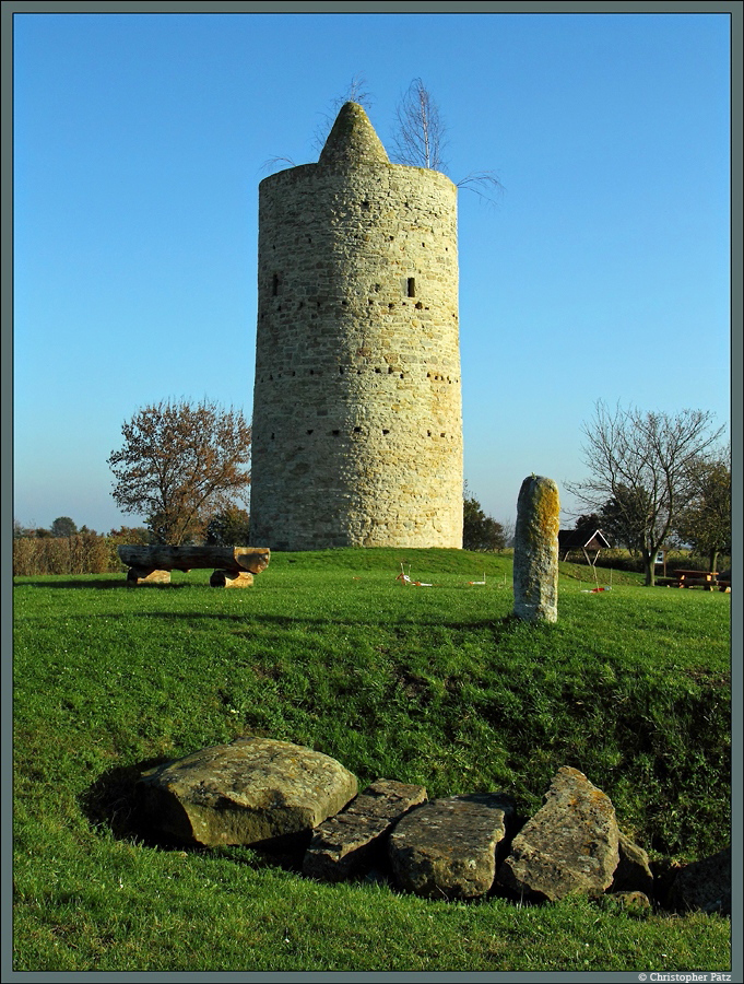 Nahe dem Ort Langeneichstdt befindet sich die Eichstdter Warte, ein Wachturm aus dem 15. Jahrhundert. 1987 wurde in unmittelbarer Nhe ein Kammergrab aus der Jungsteinzeit gefunden (siehe Vordergrund). An der Stelle wurde auch eine  Menhirstatue mit der Darstellung einer Dolmengttin gefunden. Eine Kopie dieser Statue wurde an der Fundstelle wiedererrichtet. (Langeneichstdt, 28.10.2014)