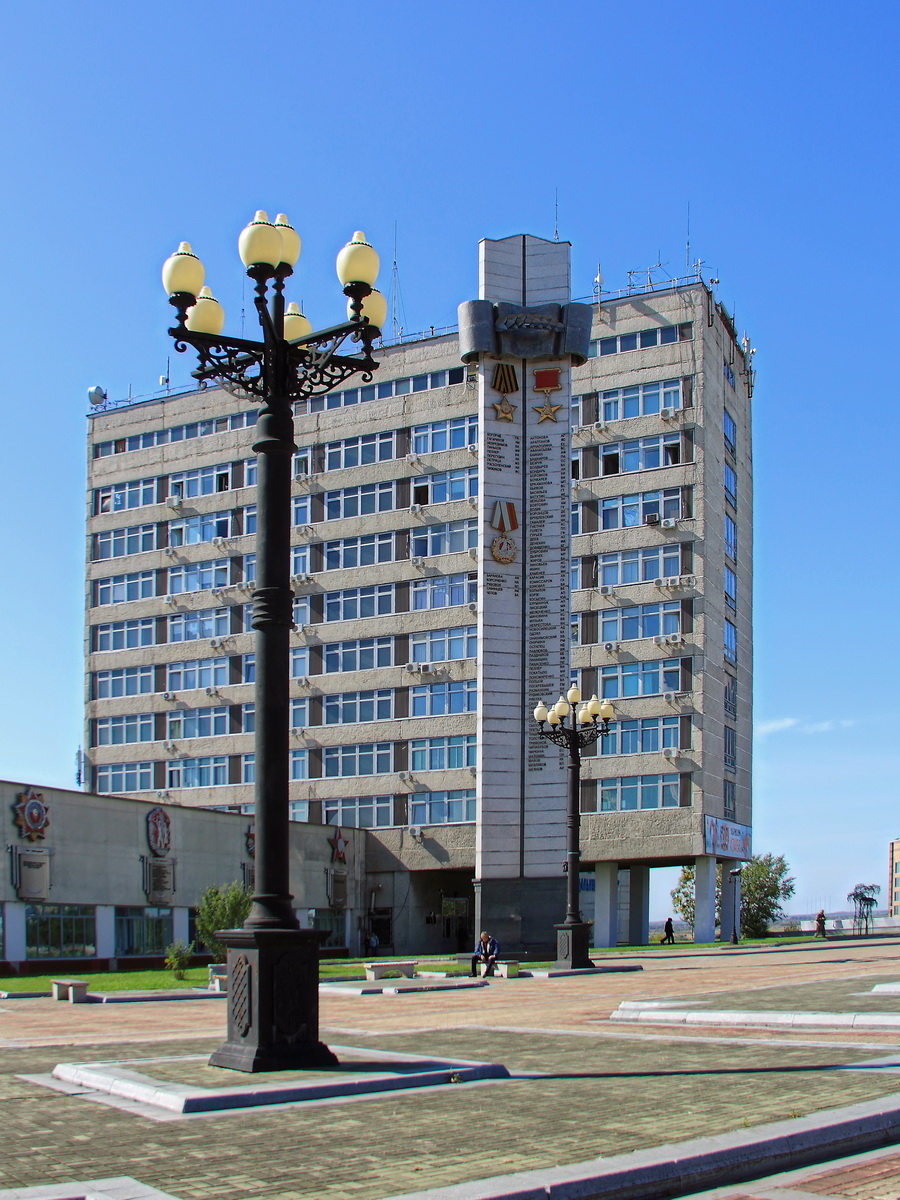 Nahe der Kathedrale in Chabarowsk an dem Flu Amur befindet sich eine Sule mit vielen Orden und entsprechenden Namen, gesehen am 23. September 2017.

Chabarowsk