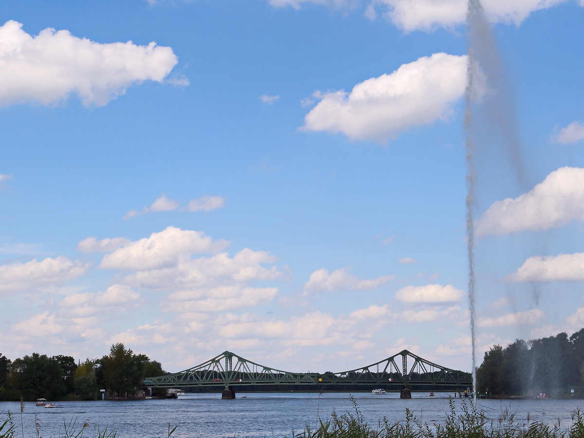 Nahe der Pumpstation im Park Babelsberg ein abschlieender Blick auf Glienicker Brcke mit Wasserfontne am 09. August 2017.