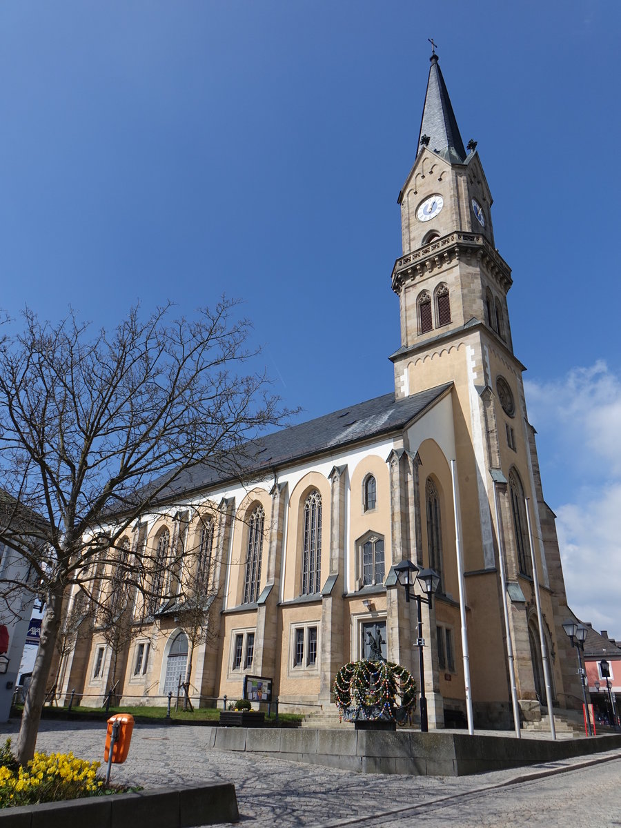 Naila, Ev. St. Veit Kirche, dreischiffiges Langhaus mit eingezogenem Chor, Sandsteinquaderbau mit Ostturm, neugotisch, erbaut von 1869 bis 1871 von Julius Schulz (14.04.2017)