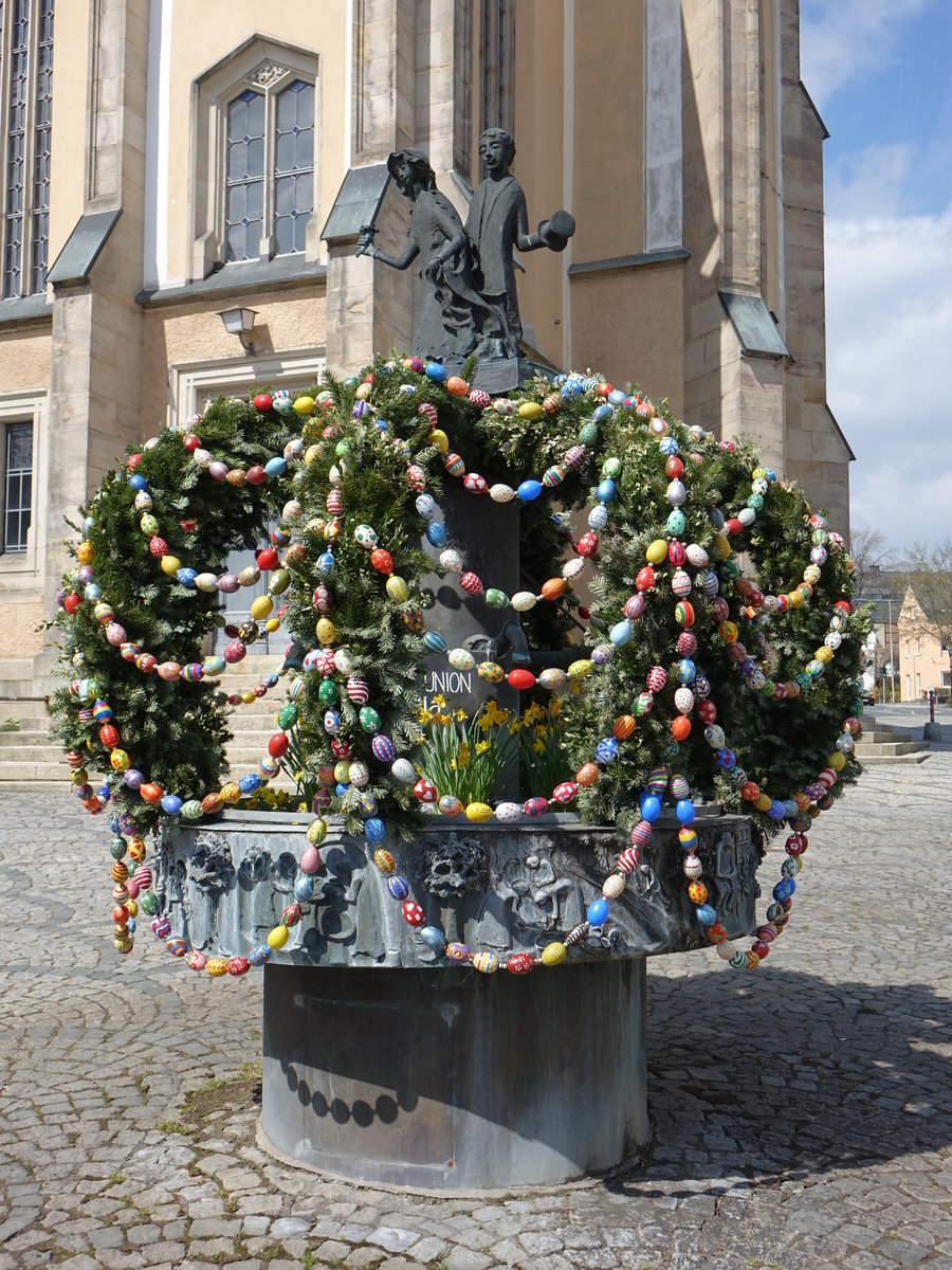 Naila, Osterbrunnen vor der Ev. Pfarrkirche Sankt Veit am Marktplatz (14.04.2017)