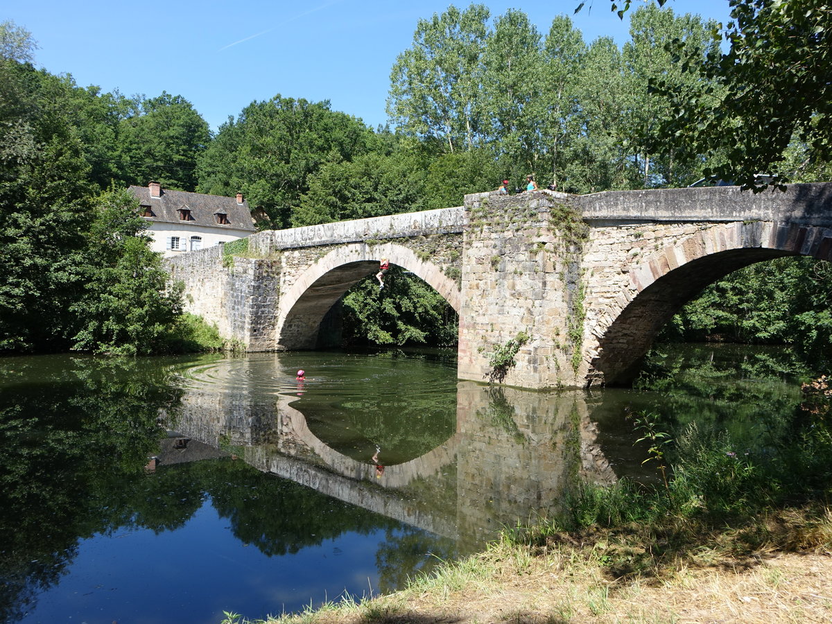 Najac, Steinbrcke Pont Saint-Blaise aus dem 13. Jahrhundert (30.07.2018)