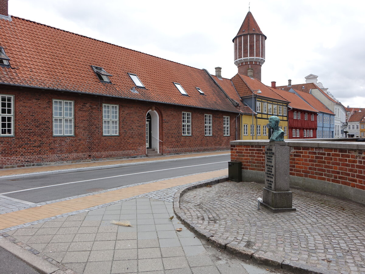 Nakskov, Olaf Hansen Denkmal und Wasserturm in der Preastestrade (18.07.2021)