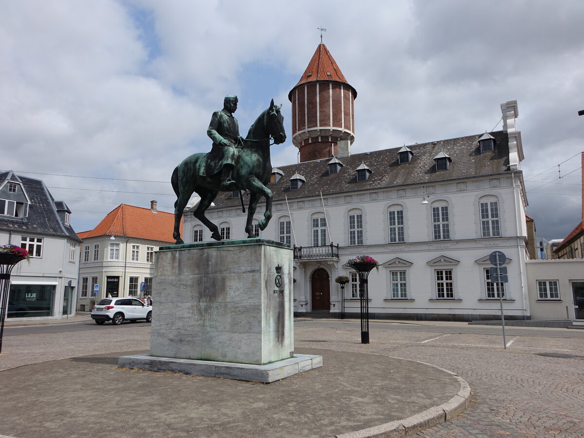 Nakskov, Statue von Christian X. am Axeltorv Platz (18.07.2021)