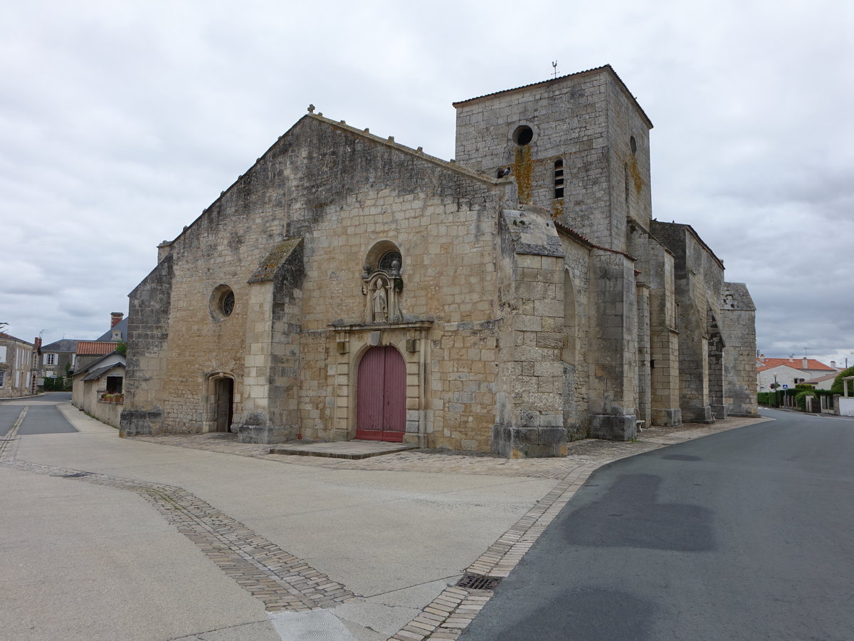 Nalliers, romanische Kirche Saint-Hilaire, erbaut im 13. Jahrhundert (13.07.2017)