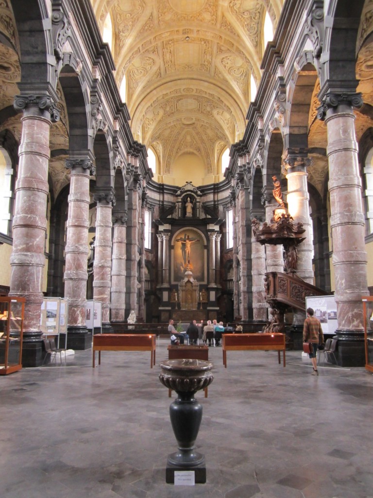 Namur, Mittelschiff der St. Loup Kirche, erbaut von 1621 bis 1645 durch Pierre Huyssens, Hochaltar von 1656 (28.06.2014)